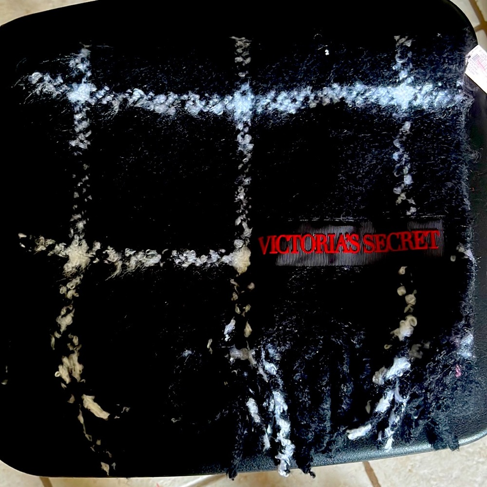Vs scarf nwt